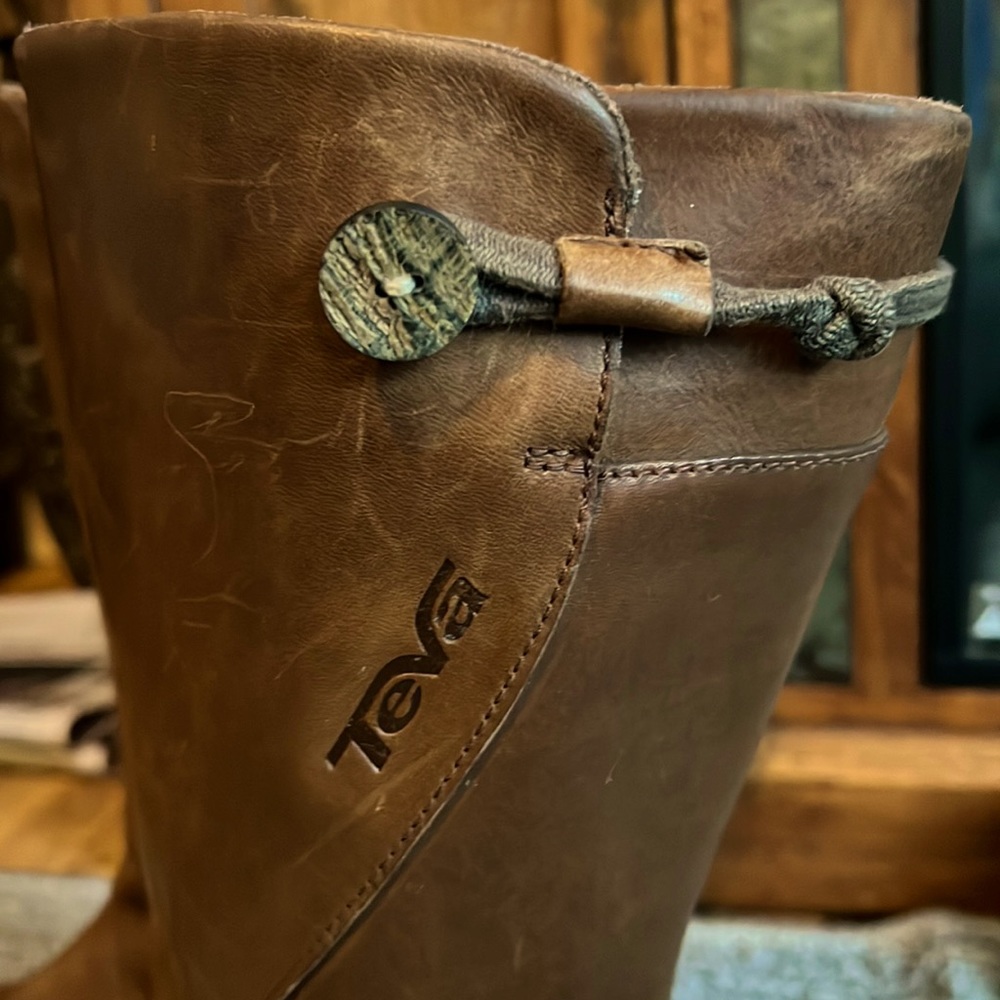 Teva Camel Brown Leather Boots Sz 8